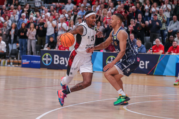 Gegen die Merlins aus Crailsheim wird sich J-Will Williams arg strecken müssen / Foto: Frank Fankhauser