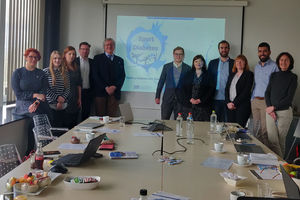 Projektleiter Malte Kalsbach (6.v.r.) und Jolene Kubeth (2.v.l.) mit dem Diabetes-Projektteam.