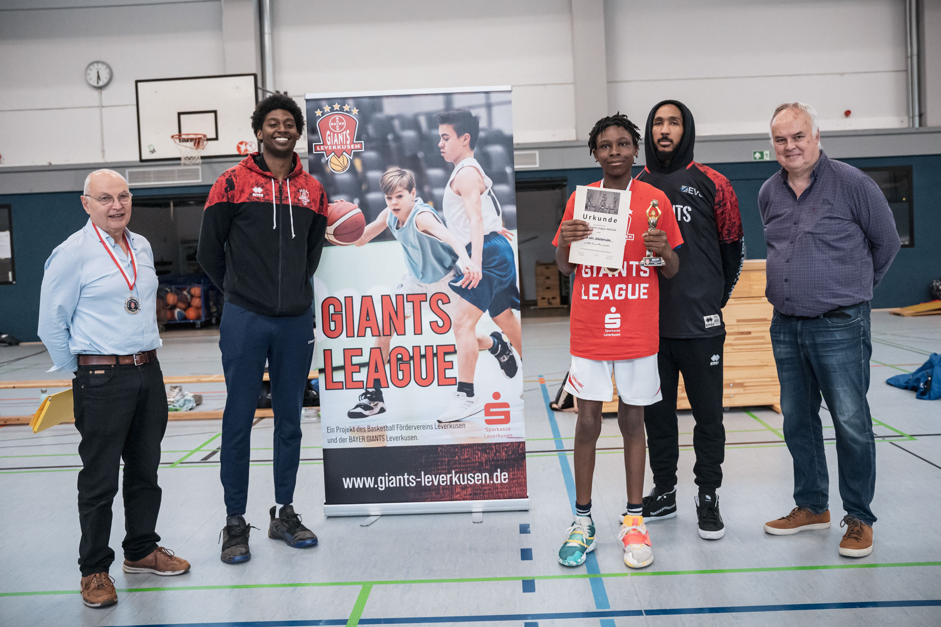 "MVP" Eliajah mit Heinz Schäfer, CJ Oldham, Donte Nicholas und Thomas Röhrich (v.l.)..